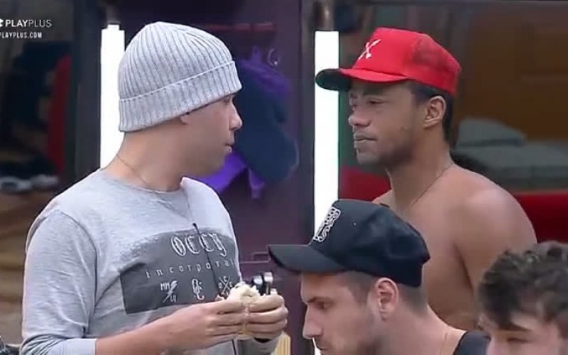 Phellipe pede para Viny parar de brincar com ele: 