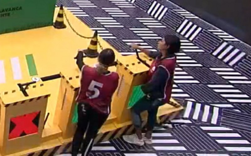 Pocah desiste e Gil e Sarah vencem prova do líder