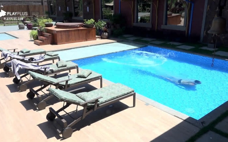 Rodrigo Phavanello curte domingo de sol na piscina