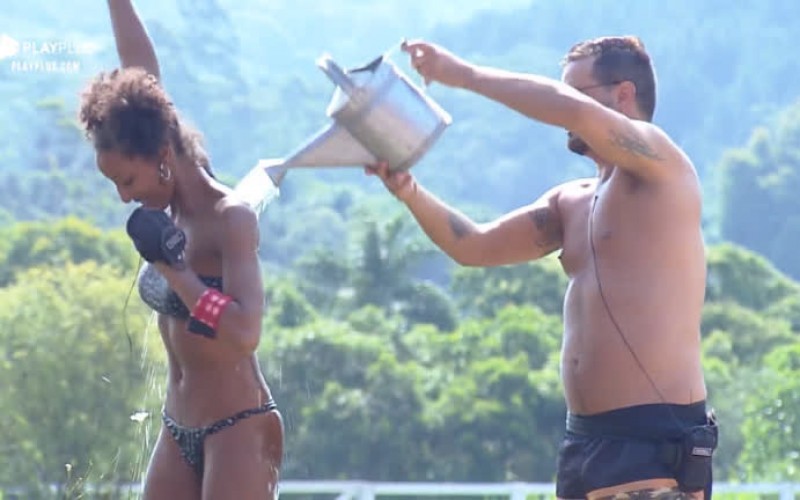 Rodrigo Phavanello e Sabrina Paiva curtem dia de sol na piscina