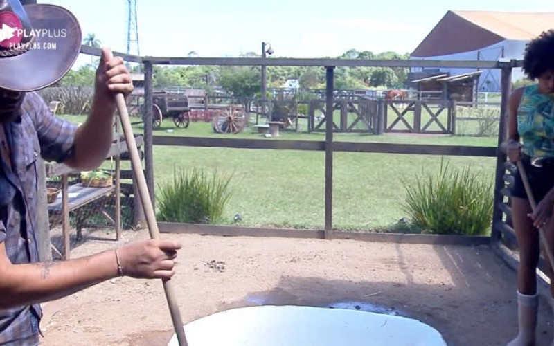 Rodrigo Phavanello e Sabrina Paiva limpam laguinho do galinheiro