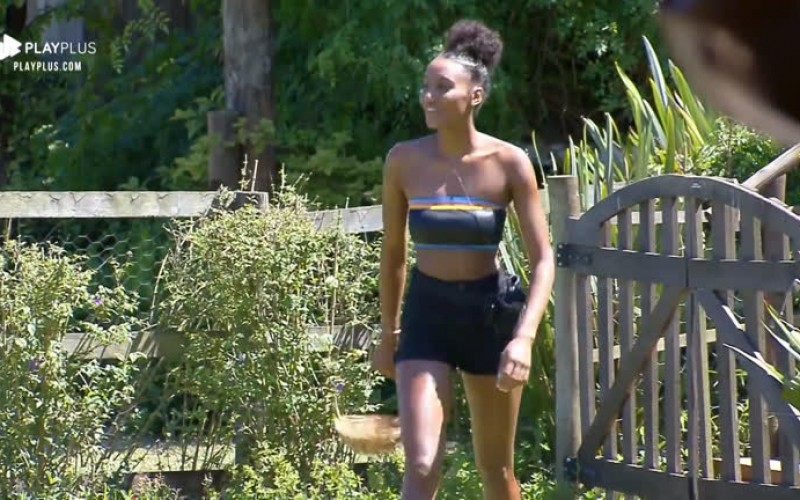 Sabrina acorda animada para o trato dos animais: 