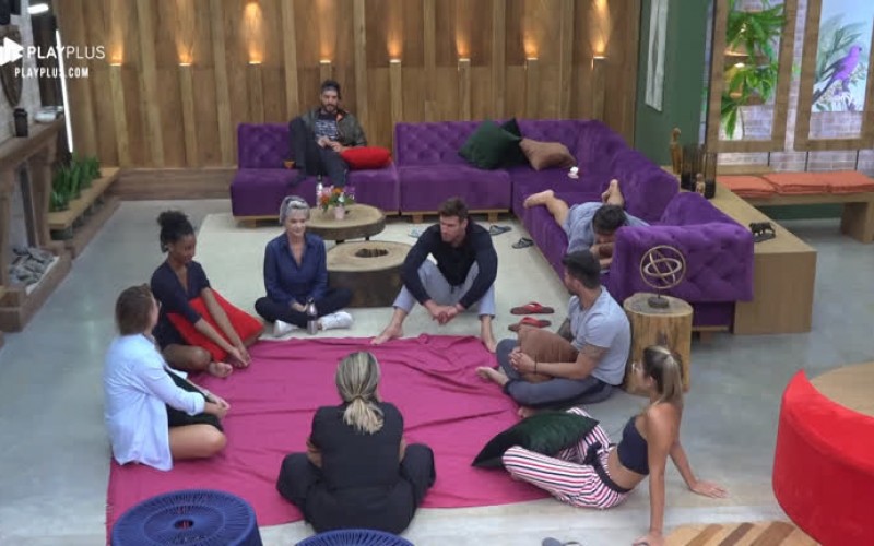 Sabrina, Andréa, Guilherme, Netto, Hari, Thayse e Bifão jogam detetive