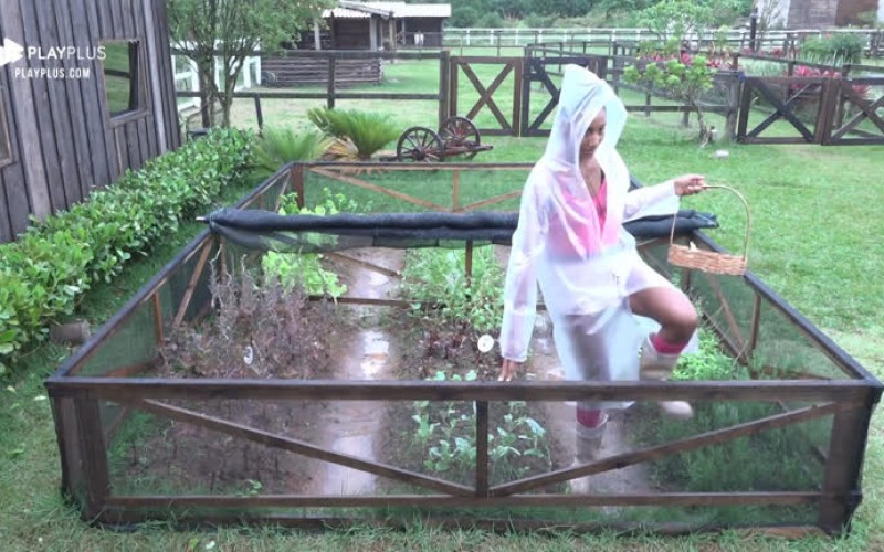 Sabrina canta Blitz ao cuidar da horta