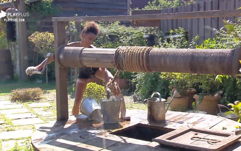 Sabrina canta e dança funk enquanto cuida da horta