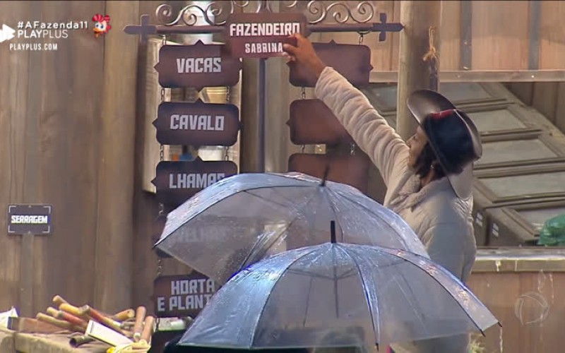 Sabrina divide as tarefas e deixa Andréa de folga