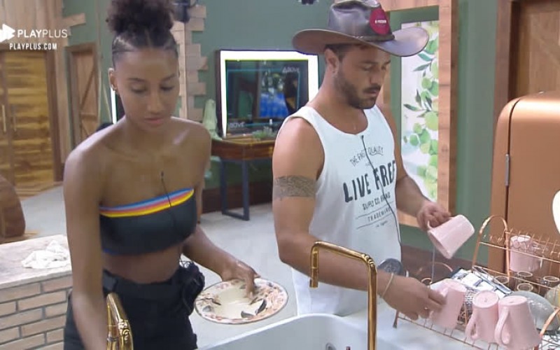 Sabrina e Rodrigo capricham na limpeza da cozinha