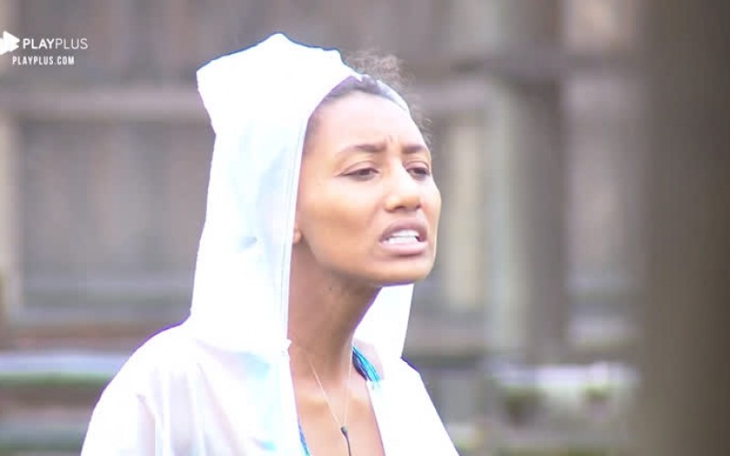 Sabrina e Thayse discutem sobre como fazer tarefas em dia de chuva