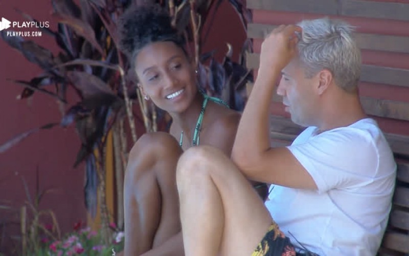 Sabrina e Viny relembram sucessos internacionais antigos