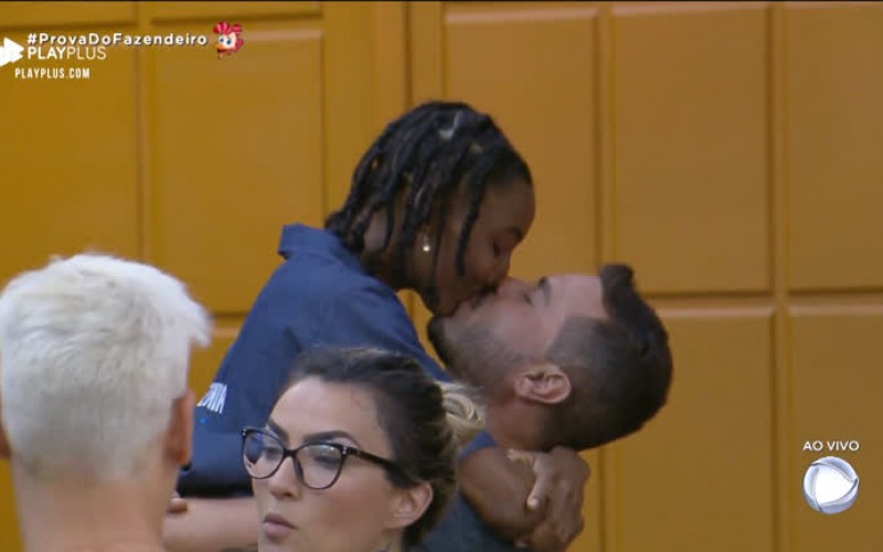 Sabrina ganha beijo de Rodrigo após vencer Prova do Fazendeiro