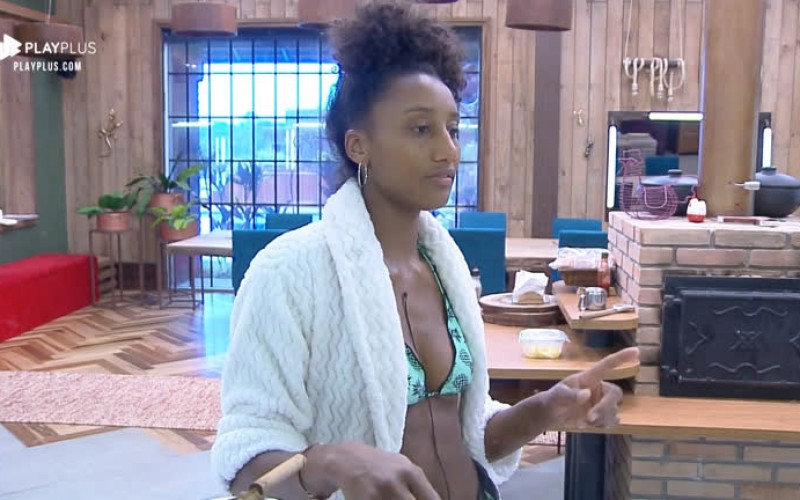 Sabrina lembra dos tempos de escola em conversa com Thayse