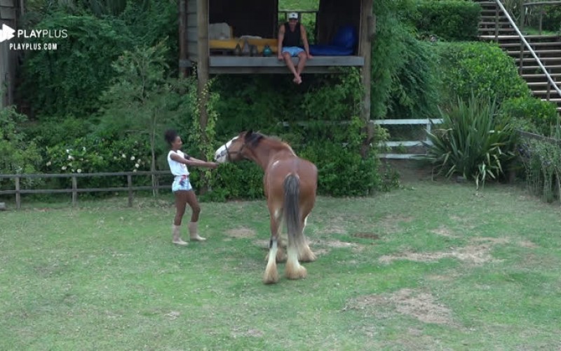 Sabrina Paiva brinca com Lyon e dá 