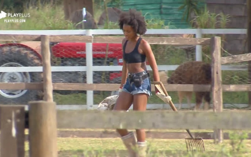 Sabrina Paiva começa o dia cantando sucesso do Exaltasamba