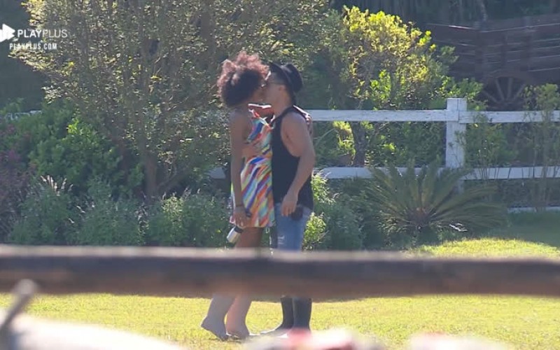 Sabrina Paiva começa o dia pedindo beijo para Rodrigo Phavanello