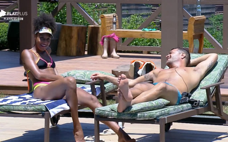 Sabrina Paiva e Rodrigo Phavanello curtem dia de sol na piscina