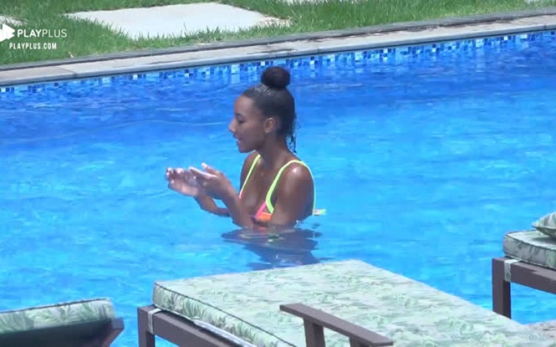 Sabrina Paiva e Rodrigo Phavanello curtem piscina e ofurô