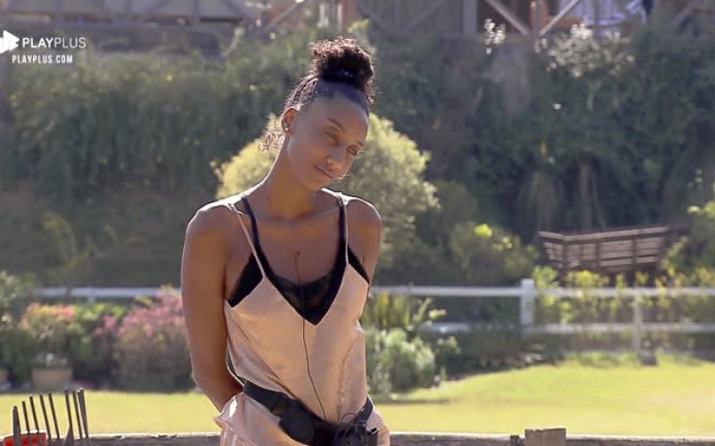 Sabrina Paiva se emociona e quase chora ao cuidar de ovelhas