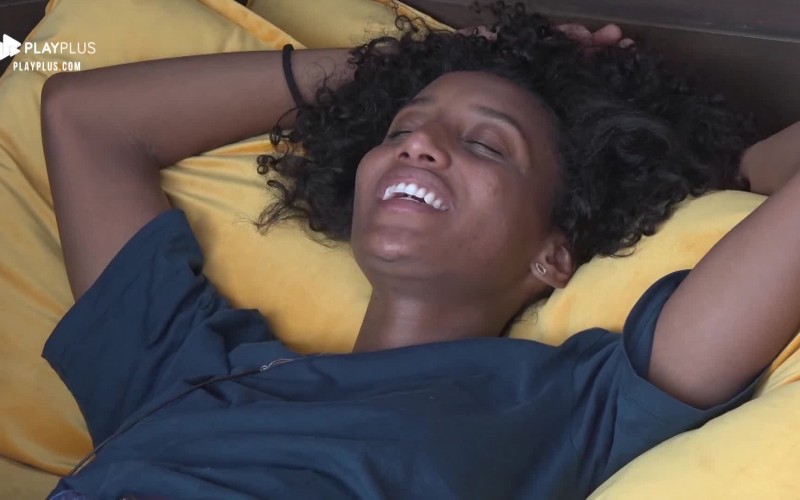 Sabrina Paiva solta a voz e canta sucesso da Legião Urbana