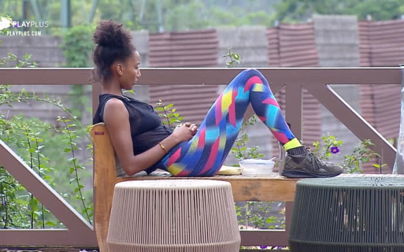 Sabrina Paiva toma café da manhã e canta na varanda da sede