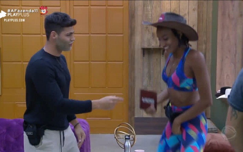 Sabrina recebe o chapéu de Fazendeira da Semana