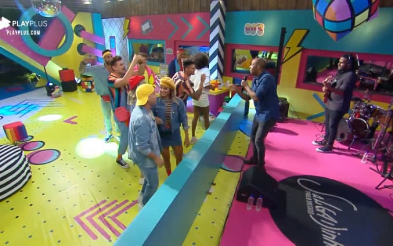 Salgadinho canta sucessos do grupo Katinguelê para os peões da sede