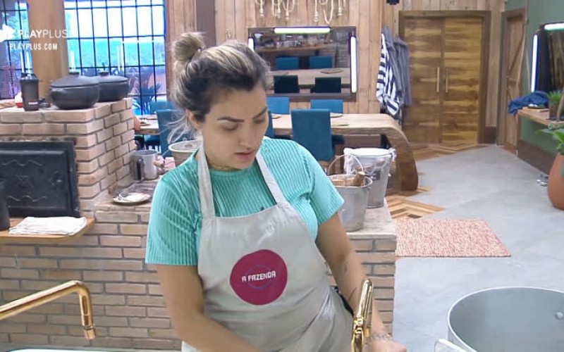 Sem água encanada após punição, Thayse reclama de louça suja