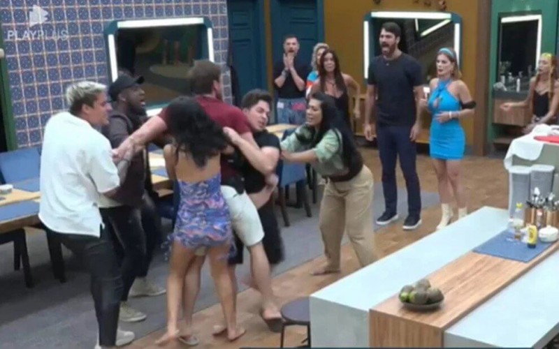 Shay agride Tiago, e ninjas invadem a sede de A Fazenda: 