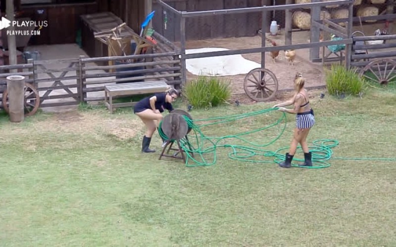 Socorro! Bifão ajuda Thayse Teixeira com carretel de mangueira