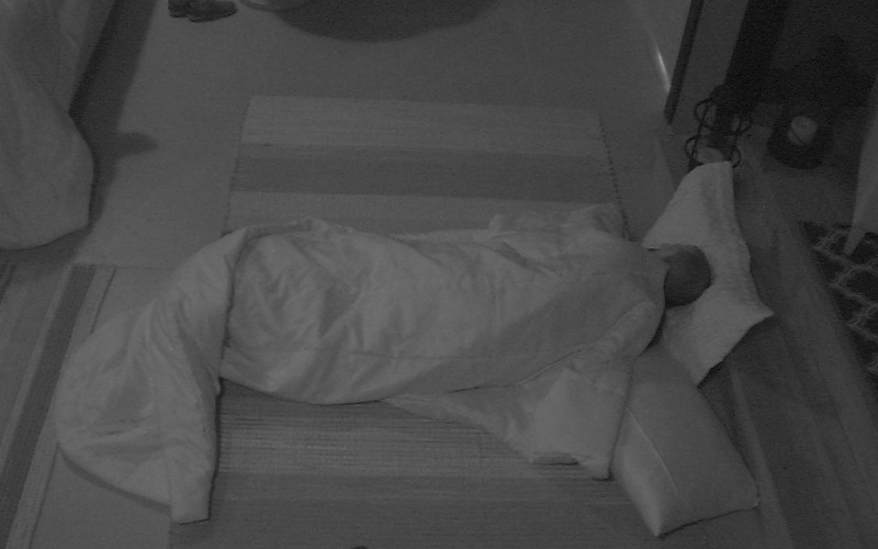 Sozinho no Bangalô do Líder, Kaysar deita no chão