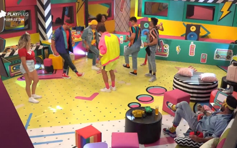 Sucesso nos anos 90, dança com passinho diverte peões em festa