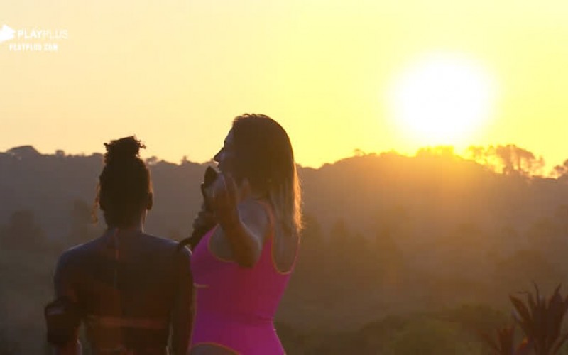 Tati e Sabrina se despedem do sol cantando música de Alceu Valença