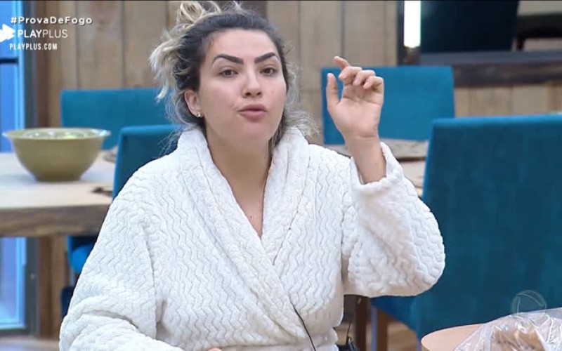 Thayse e Andréa brigam por causa da limpeza da casa