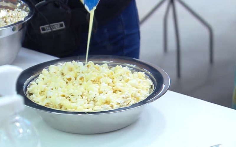 Thayse e Diego fazem pipoca diferente com leite condensado