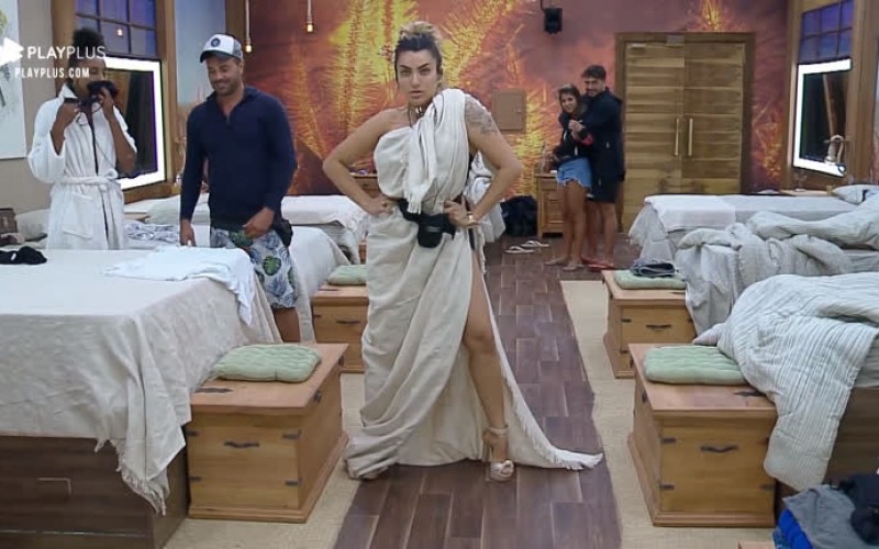 Thayse improvisa look de festa, desfila e diverte peões