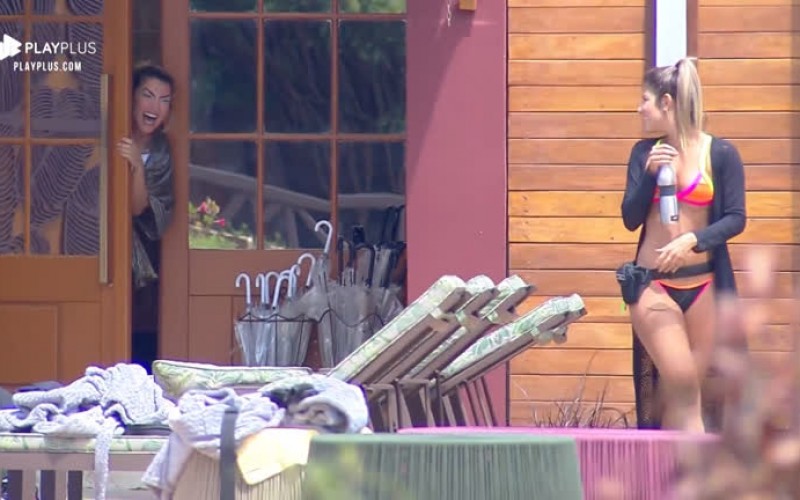 Thayse passa maquiagem para ir à piscina e é zoada por homens