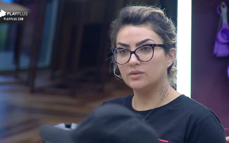 Thayse revela que já deu aula em faculdade: 