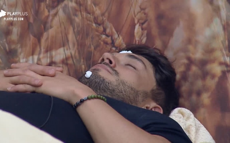 Thayse Teixeira arma pegadinha com Lucas enquanto peão dorme