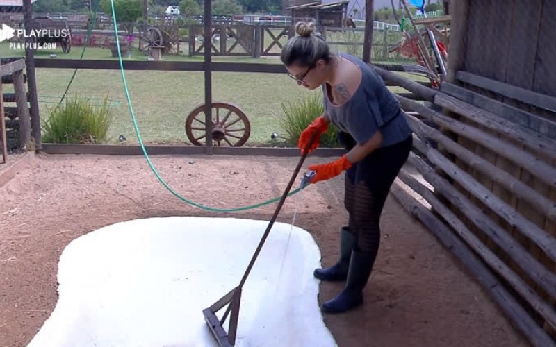 Thayse Teixeira dá duro na limpeza do 