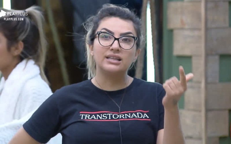 Thayse Teixeira e Bifão discutem por causa do resto de louça suja