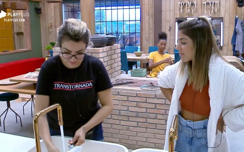 Thayse Teixeira elogia cantora Anitta: 