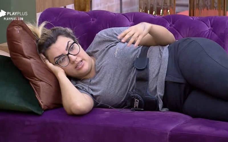 Thayse Teixeira reclama de desperdício de alimentos na cozinha