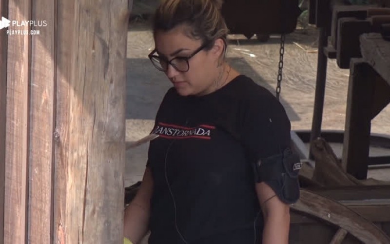 Thayse Teixeira se atrapalha em atividade e procura manual