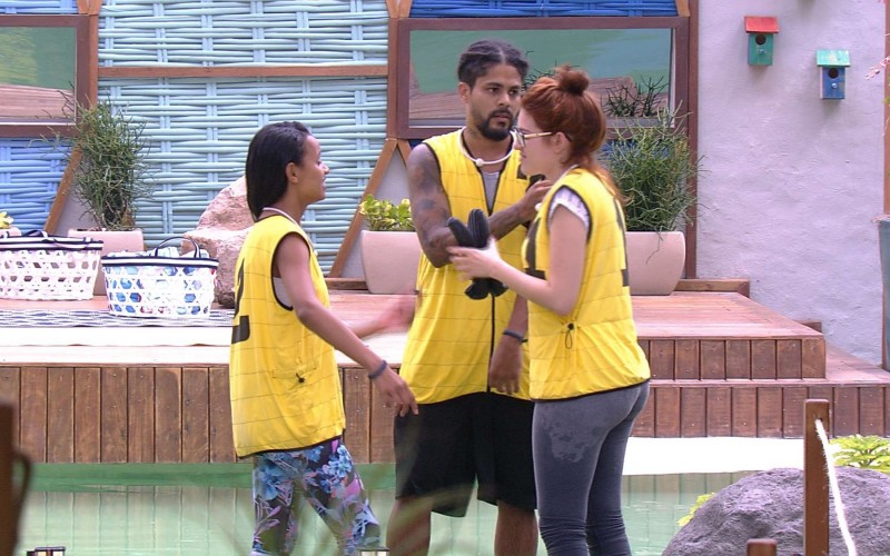 Time amarelo vence a Prova da Comida Empilhando Peixes 