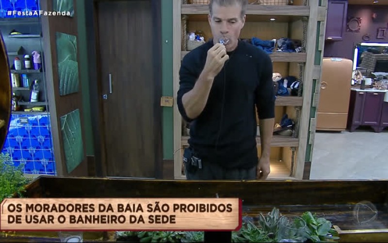 Túlio causa punição após usar banheiro da sede