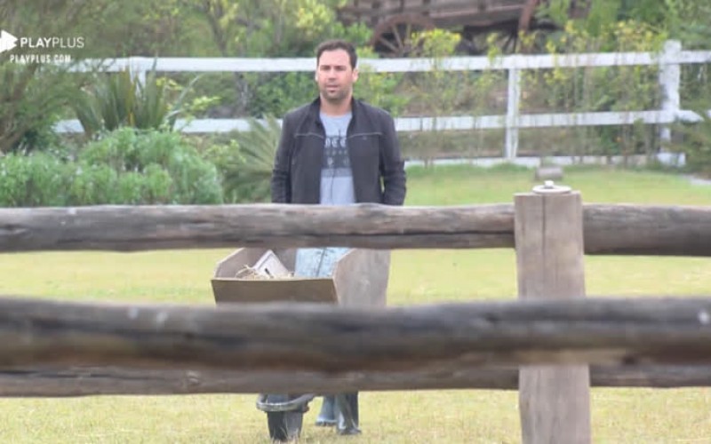 Vinny Vieira começa o dia cantando sucessos do passado