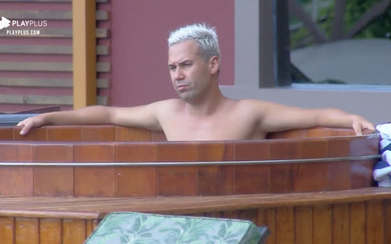 Viny aproveita tarde de sol no ofurô da sede