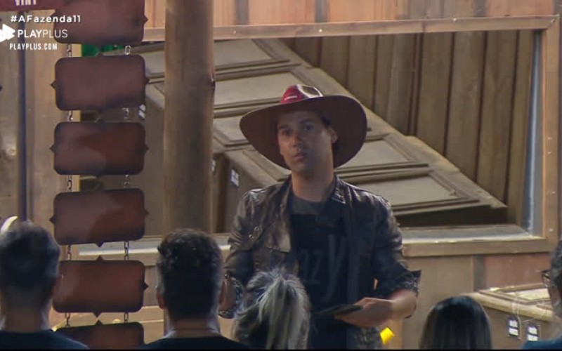 Viny define tarefas da semana para os peões