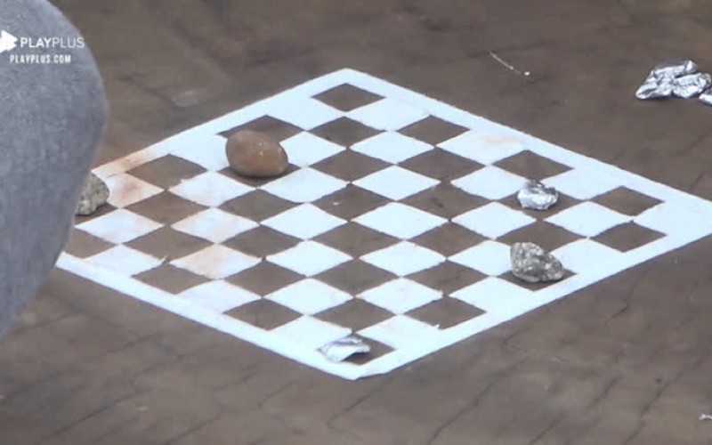 Viny, Lucas, Guilherme e Diego improvisam jogo de damas