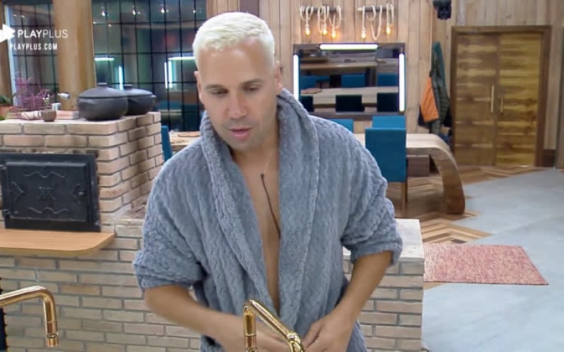 Viny solta a voz com sucesso de Tim Maia enquanto lava louça