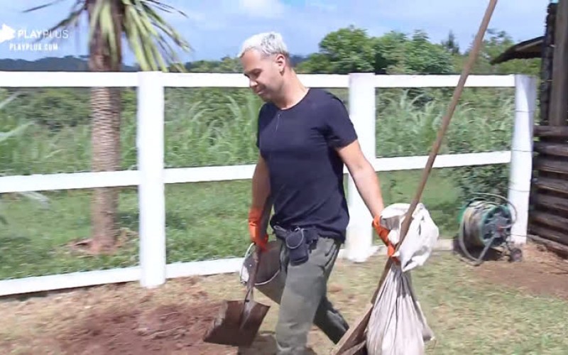 Viny Vieira acorda cedo e cuida da área dos porcos